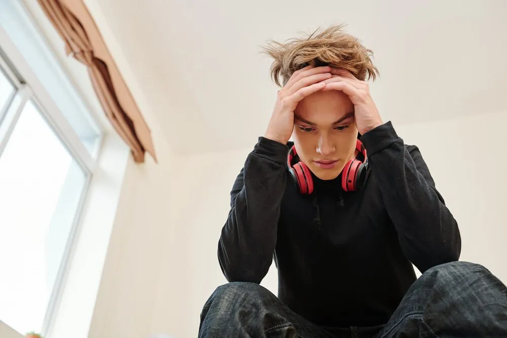 adolescente sofrendo com memórias do pior dia de sua vida