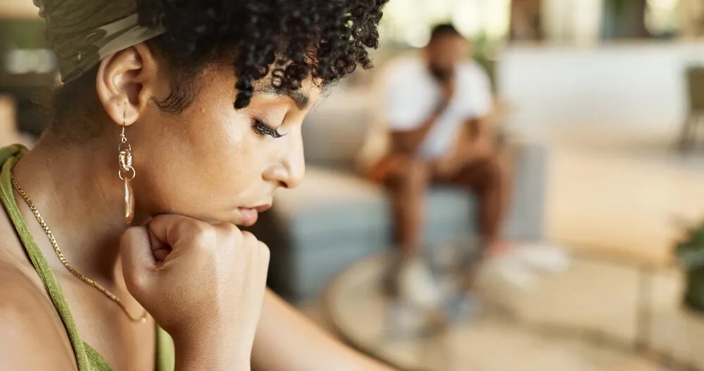 casal brigando e mulher triste pensando em casa com raiva divórcio e traição controle ou crise tóxica em casa juntos dúvida no casamento e moça ignora homem na sala de estar frustrada magoada ou com raiva