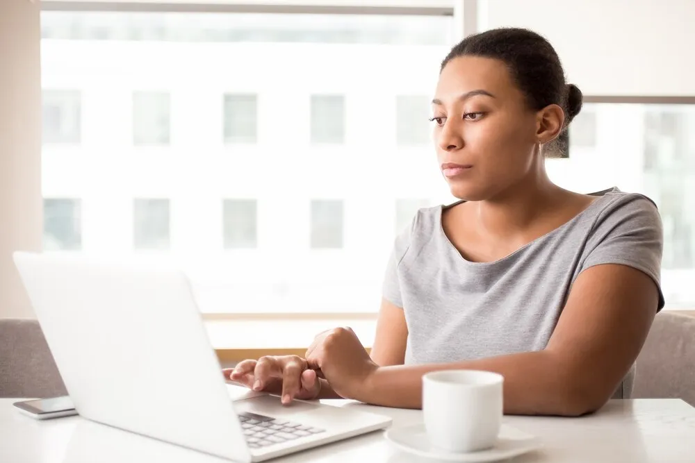 escritório navegando e-mail trabalhador africano
