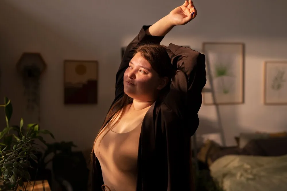 plano médio de mulher plus-size se alongando