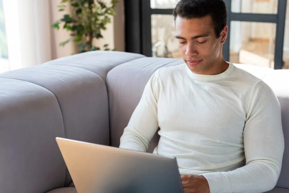 vista frontal de um homem usando notebook