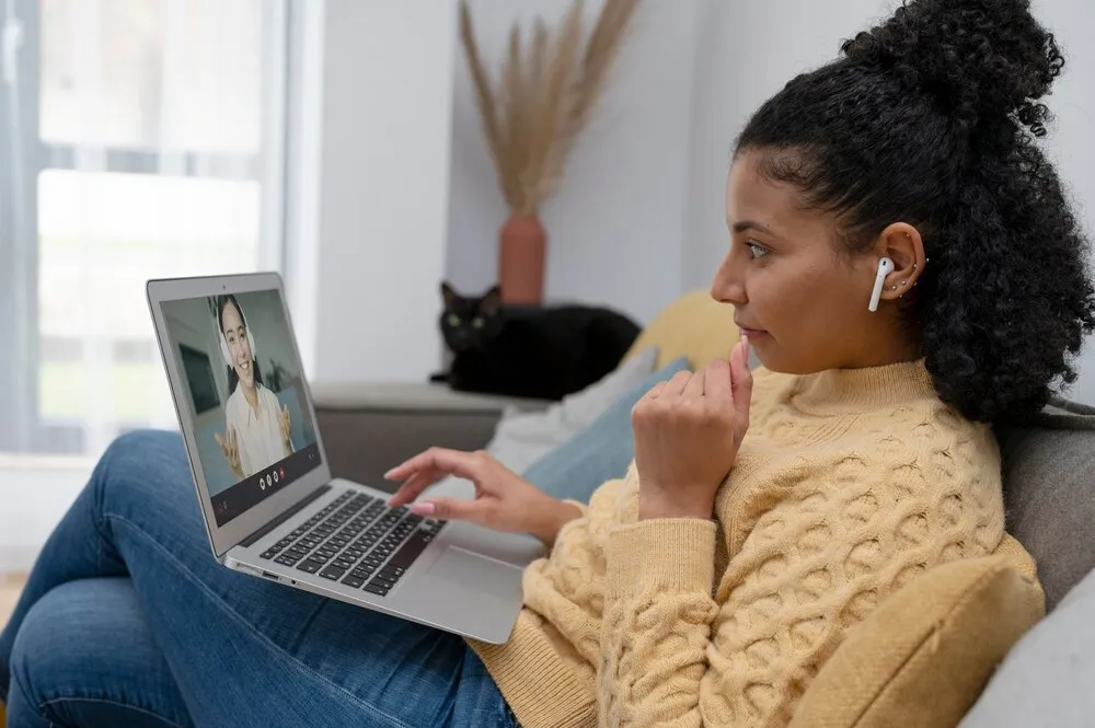 plano médio mulher segurando laptop