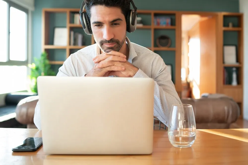 retrato de um jovem em uma videochamada de trabalho com laptop em casa. conceito de home office. estilo de vida do novo normal.