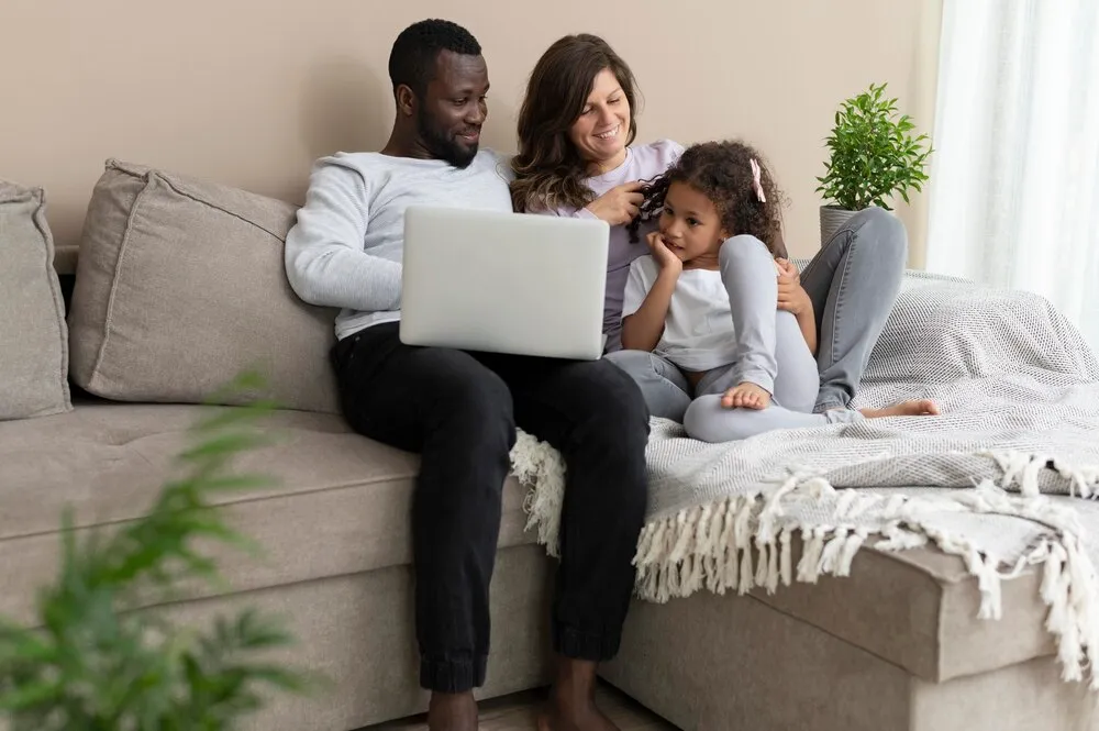 família fofa passando tempo de qualidade juntos