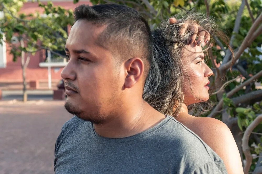 jovem casal ao ar livre no parque