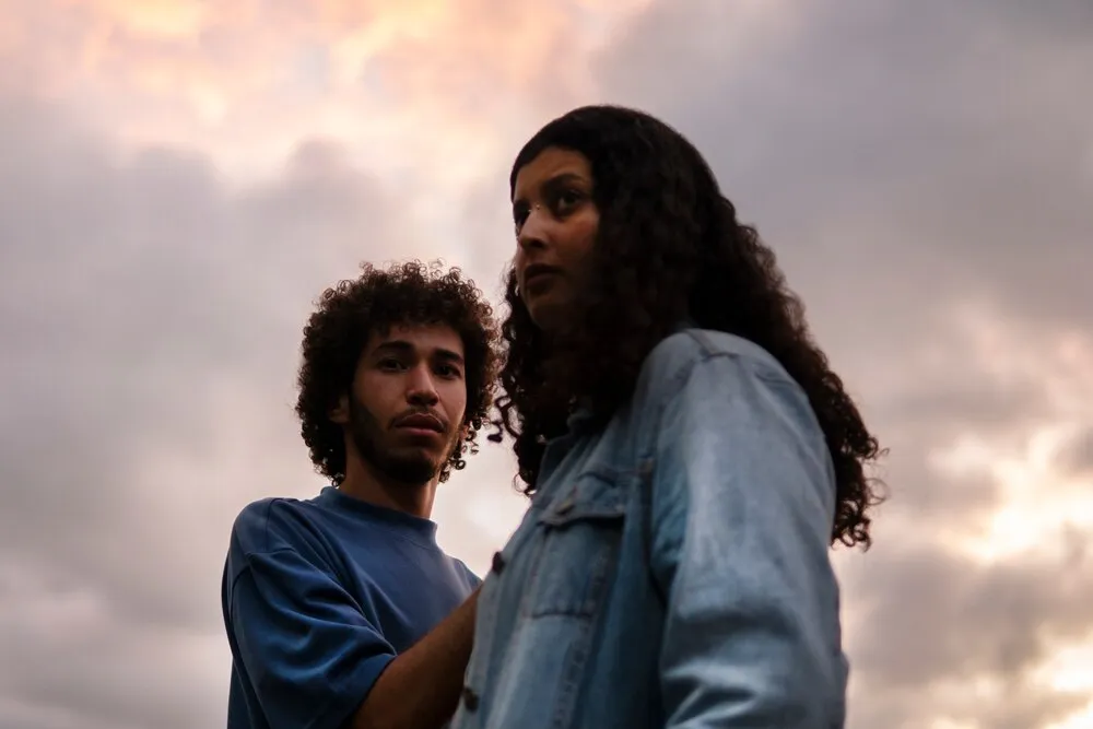 casal triste sentado junto ao ar livre