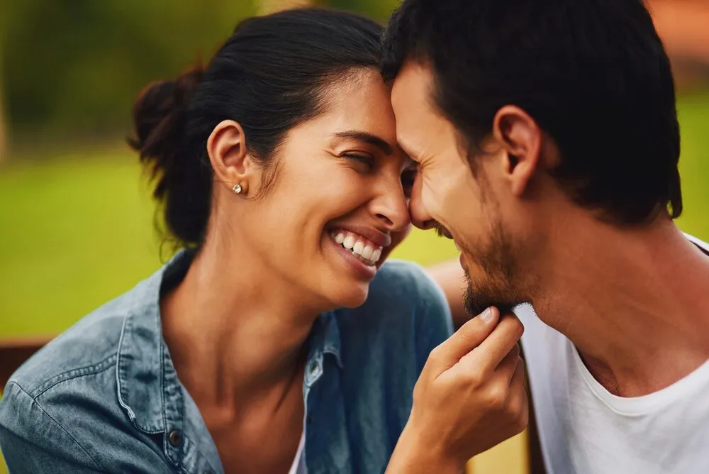 meu coração foi feito para te amar cena de um jovem casal afetuoso passando um dia romântico no parque