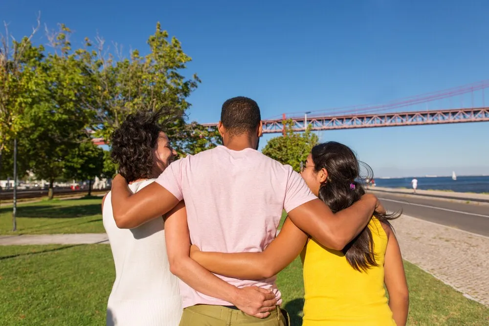 grupo de amigos se reunindo no parque da cidade