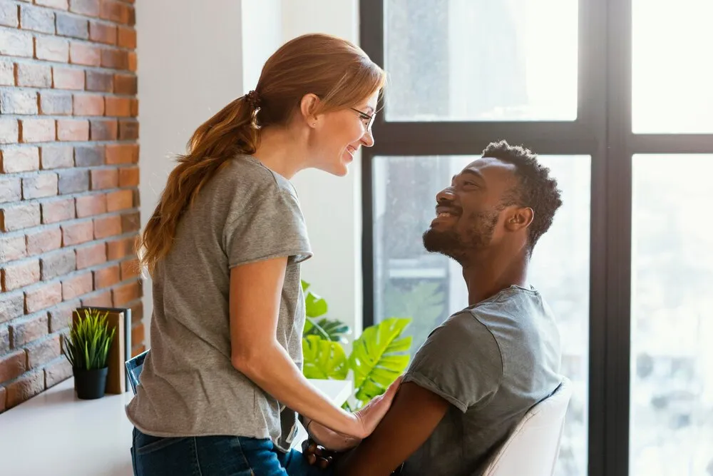 plano médio parceiros sorridentes