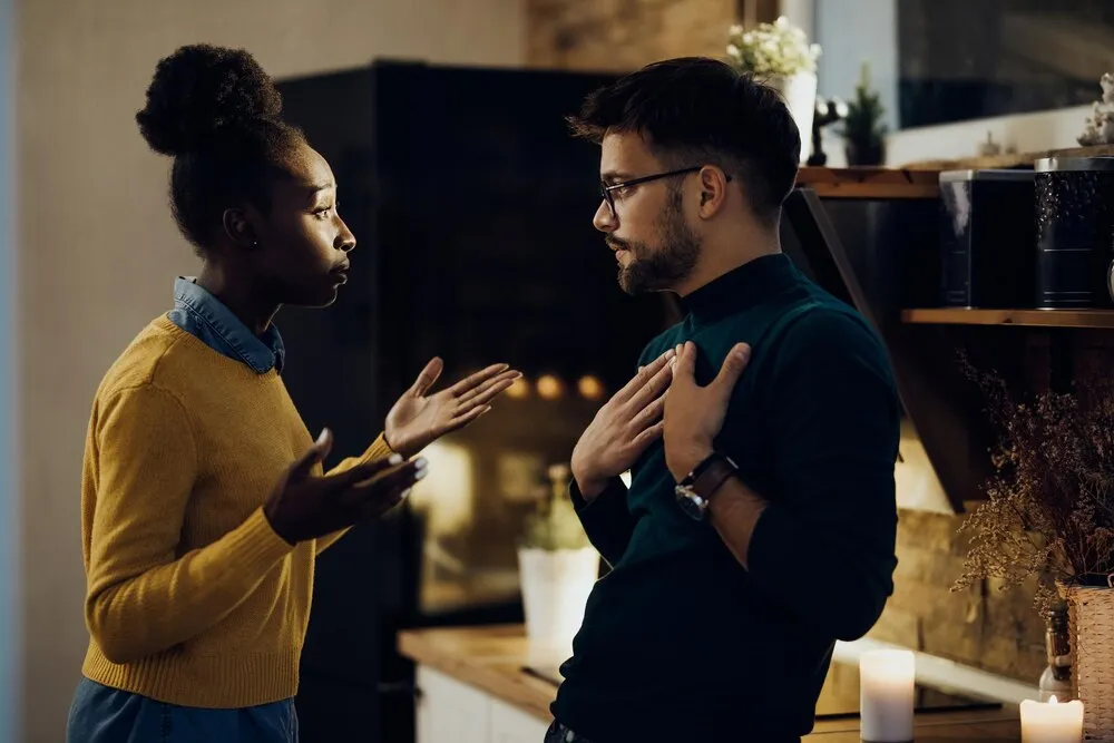 jovem casal com dificuldades no relacionamento discutindo em casa