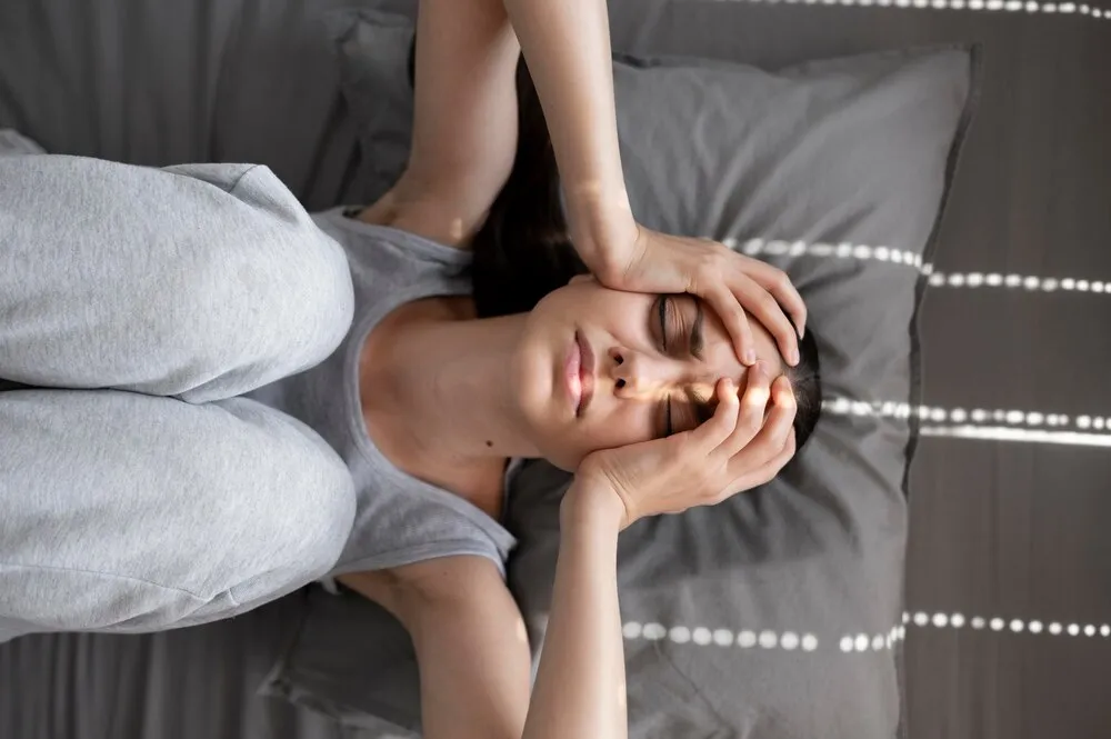 plano médio mulher triste no travesseiro