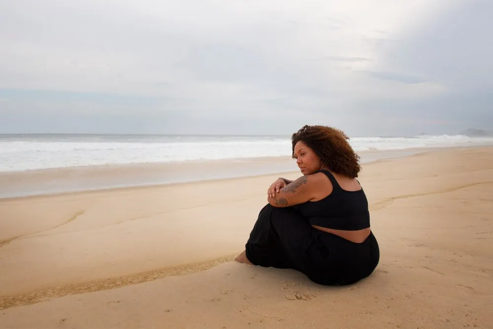 mulher triste perto do mar