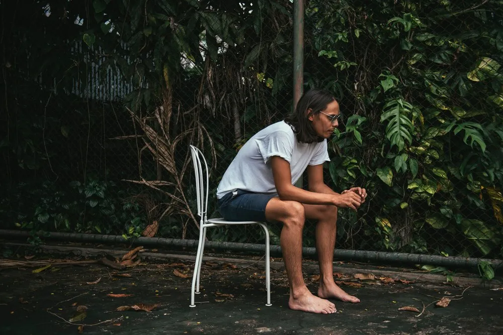 homem artístico relaxando ao ar livre