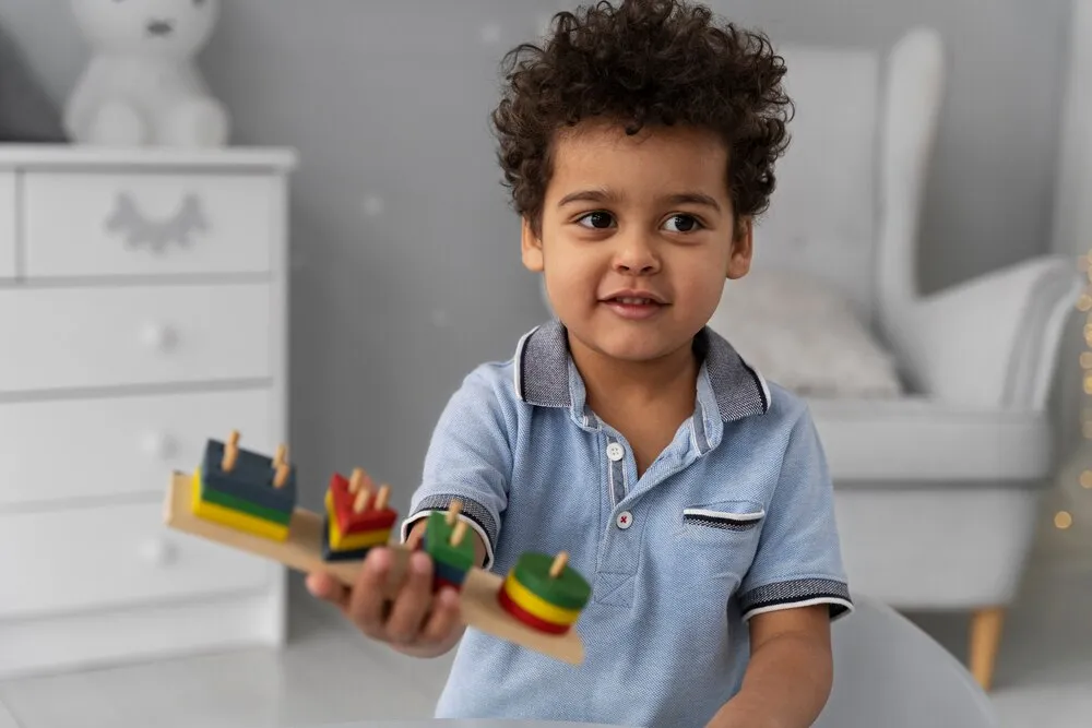 close-up de uma criança se divertindo com um jogo didático
