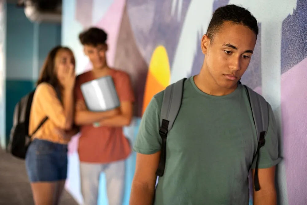 plano médio adolescente sofrendo bullying por colegas