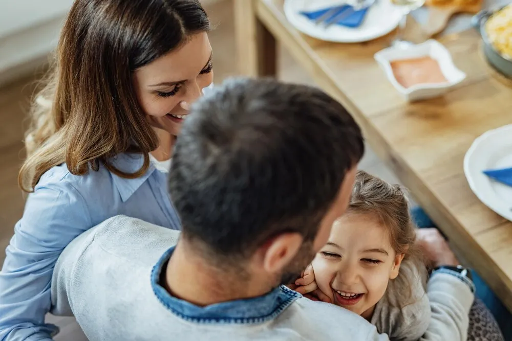 O que é parentalidade positiva? Pilares, benefícios e desafios
