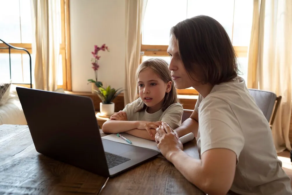 plano médio mulher e criança com laptop