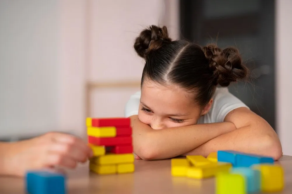 Menina fazendo fonoaudiologia em uma clínica