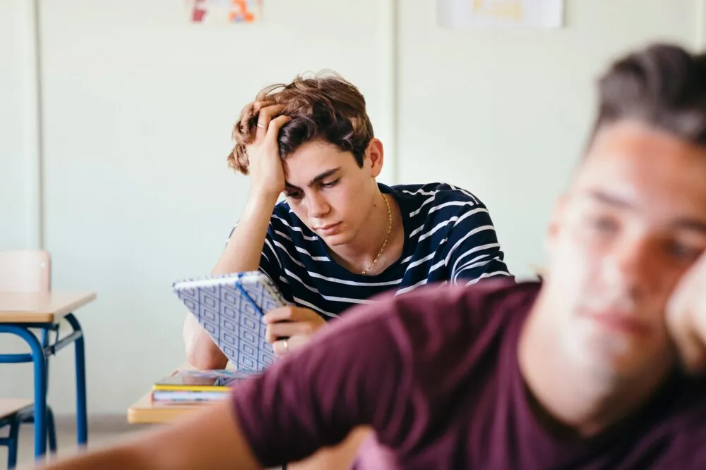 colegas de classe tristes no primeiro dia de aula